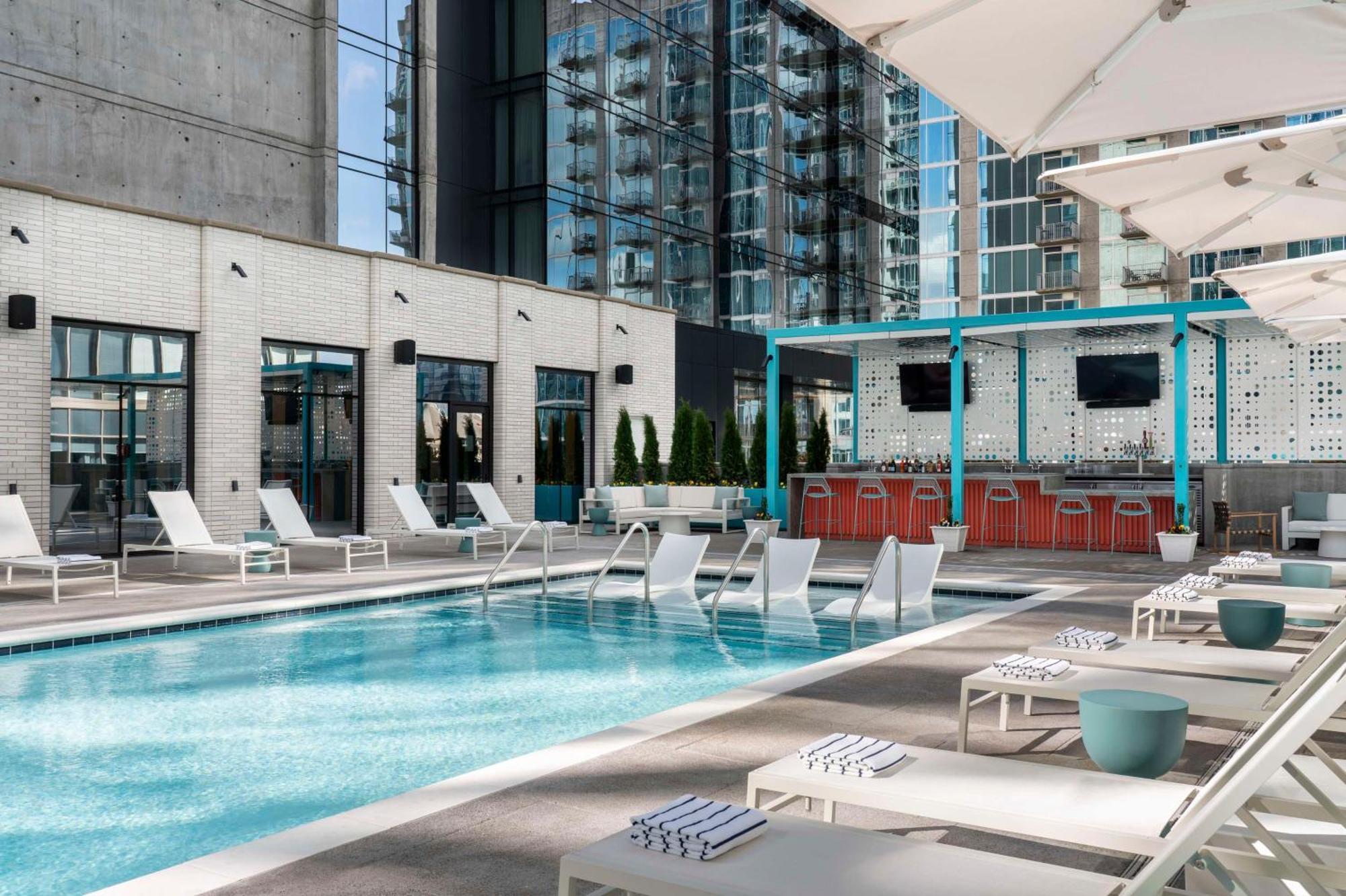 Hyatt Centric Downtown Nashville Exterior foto The rooftop pool at the Westin