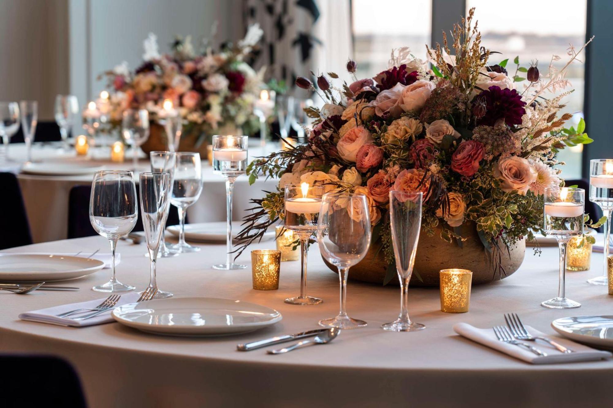 Hyatt Centric Downtown Nashville Exterior foto A table set for a formal dinner